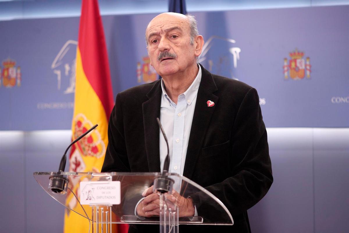 El diputado de PRC en el Congreso, José María Mazón, en rueda de prensa en Madrid tras reunirse con PSOE.