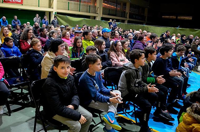 Menores en Candelario disfrutando del espectáculo de magia.