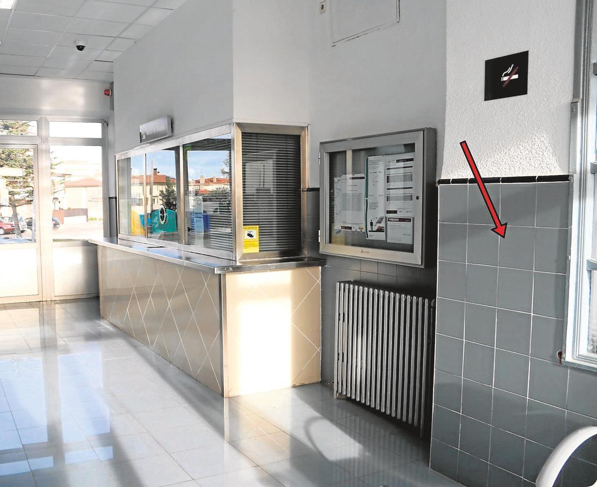 Lugar donde está previsto colocar la máquina expendedora de billetes (señalado con la flecha roja).