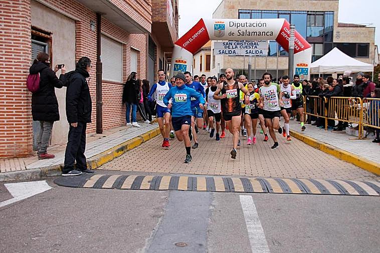Momento en que los corredores toman la salida por el circuito urbano por las calles de San Cristóbal.