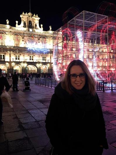 Clara Cieza junto al regalo de Navidad de la Plaza Mayor que ha visitado esta Navidad.