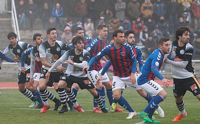 Jugadores en el área del Leioa en el lanzamiento de una falta.
