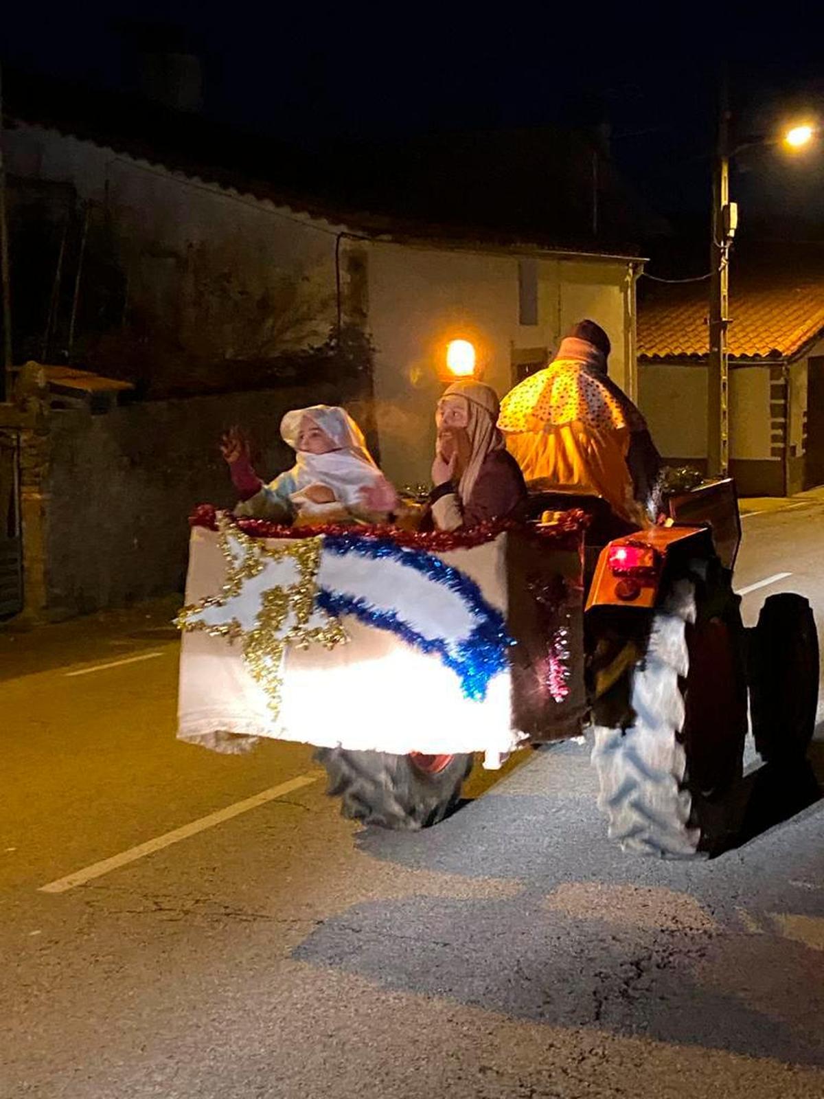 Los Reyes Magos han llegado en tractor a El Cabaco. | Fotos: CASAMAR
