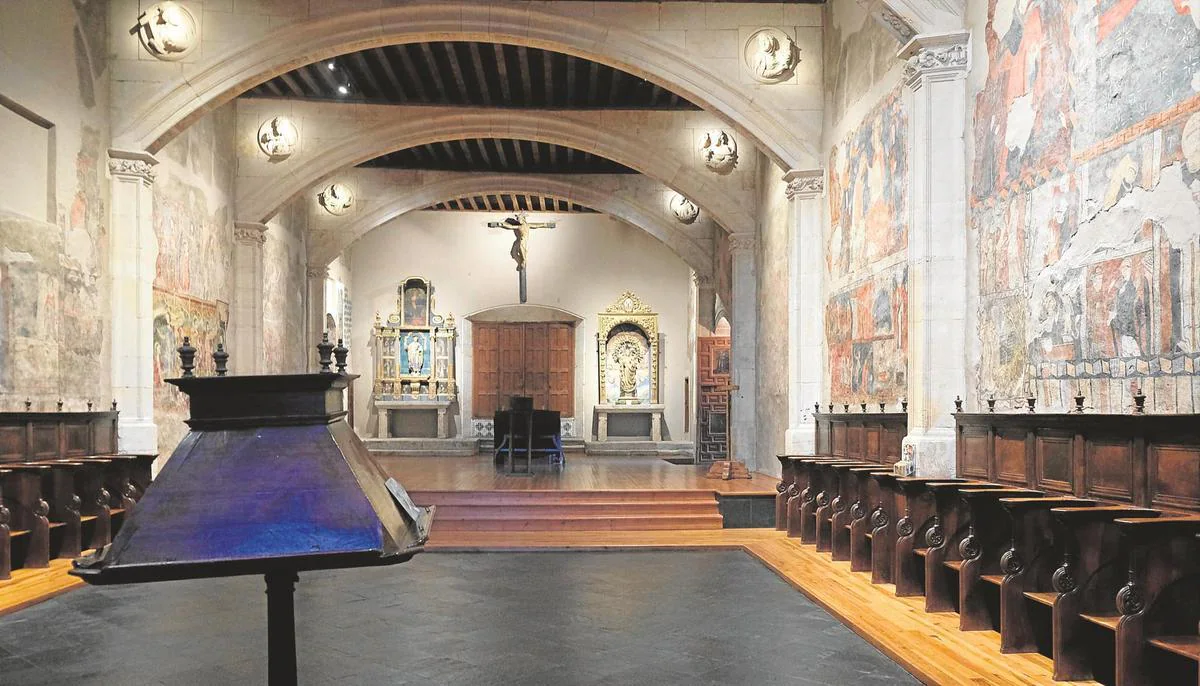 Coro bajo de estilo renacentista del Convento de Santa Clara, en el que se conservan pinturas murales que muestran la evolución de la pintura entre los siglos XIII y XVIII.