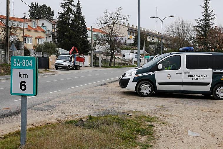 Una patrulla de la Guardia Civil se ha desplazado hasta el lugar del accidente.
