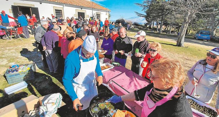 El club de montañeros preparó en la Peña de la Cruz los huevos fritos acompañados de panceta y chorizo para los asistentes a la cita.