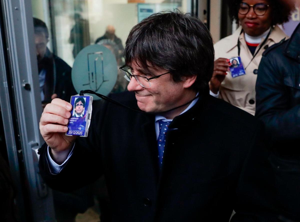 Puigdemont recoge su acta como eurodiputado.