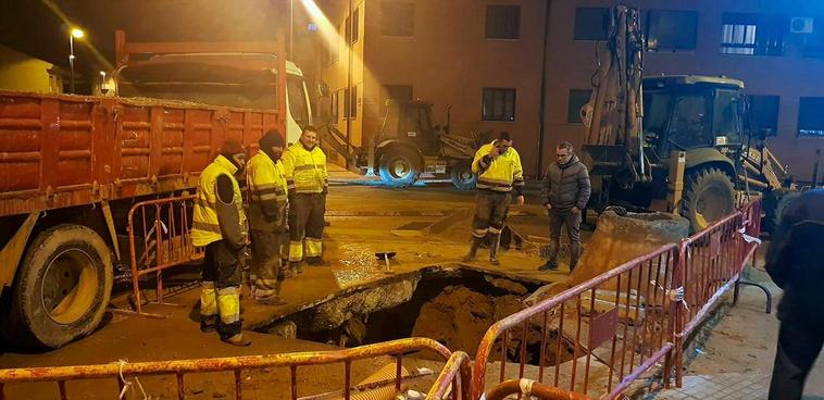 Los operarios llevan trabajando sin descanso desde la noche del lunes.