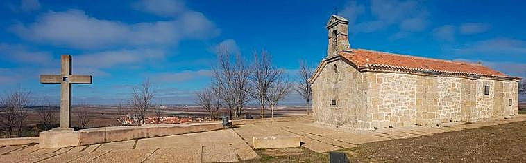 Vista general de la ermita de la Virgen del Viso. Al fondo, Monterrubio de Armuña.
