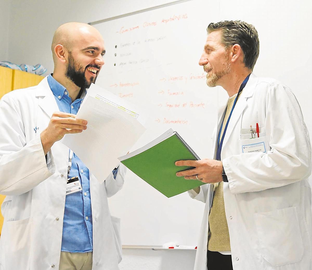 Álvaro Muñoz -responsable de la Unidad de Calidad del Hospital- y Javier Rubio, supervisor de Enfermería de la Unidad de Calidad.