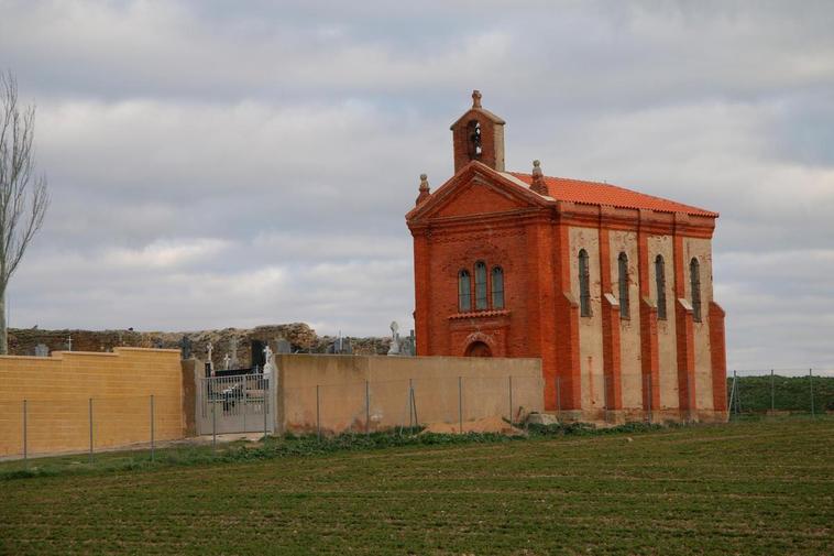 La ermita con la cubierta reforzada y consolidada.