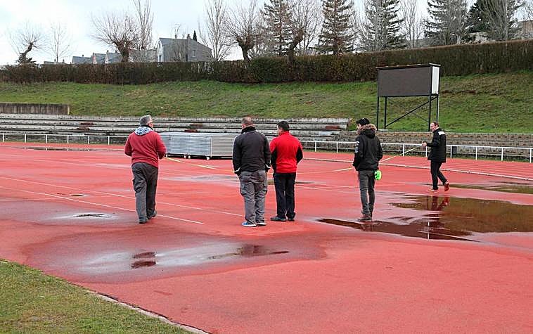 Voluntarios del Unionistas y operarios realizan mediciones en Las Pistas.