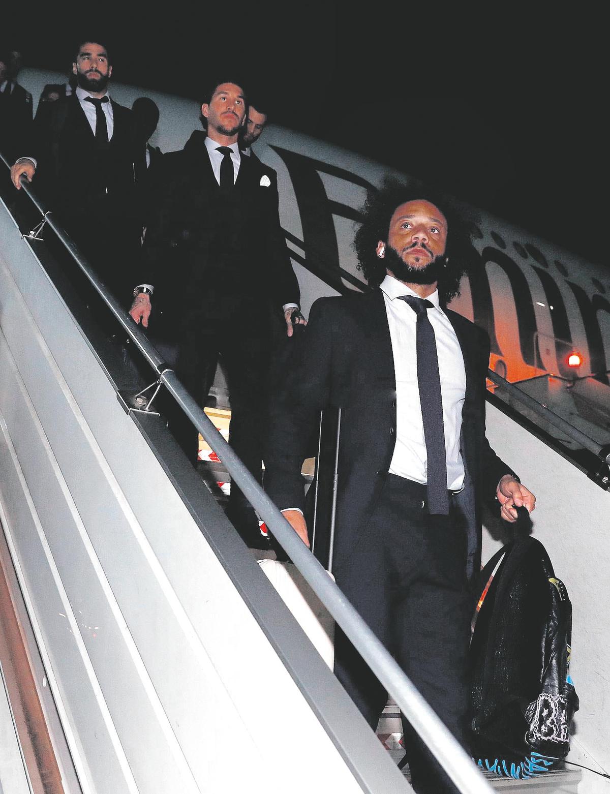 Marcelo, Ramos y Carvajal descienden por la escalerilla del avión tras jugar la Supercopa.