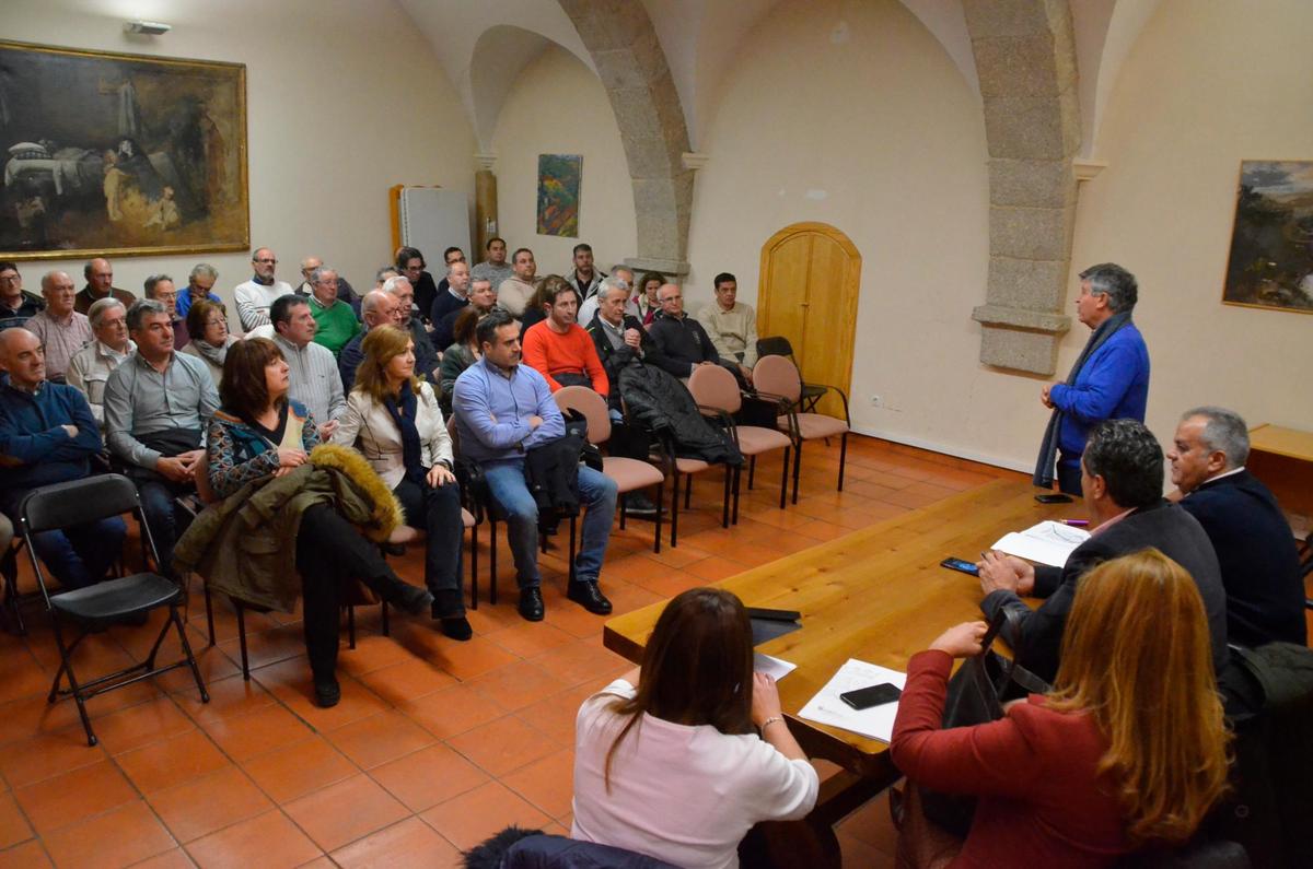 Imagen de los alcaldes, portavoces y concejales del PP en la comarca de Béjar, este jueves en la reunión.