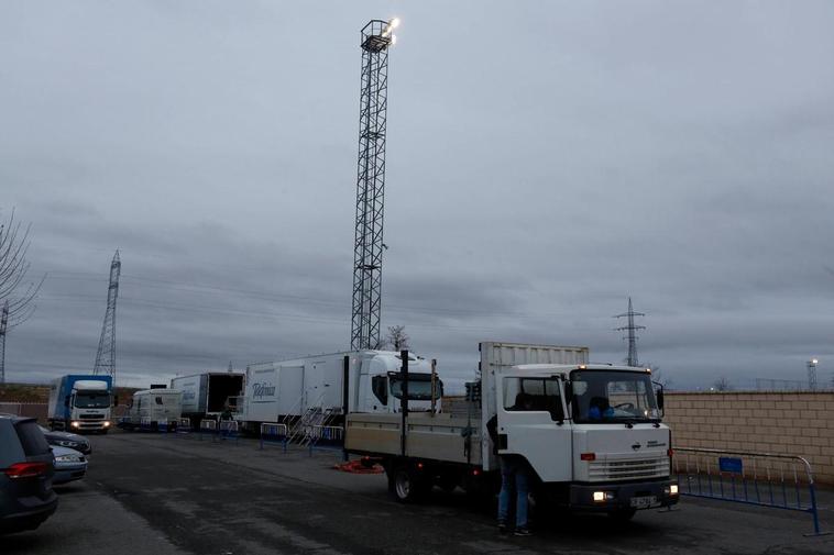 Los operarios trabajan en la instalación luminarias para el encuentro.