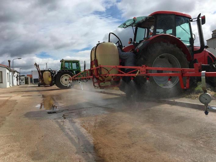 Un agricultor revisa el equipo fitosanitario instalado en su tractor.