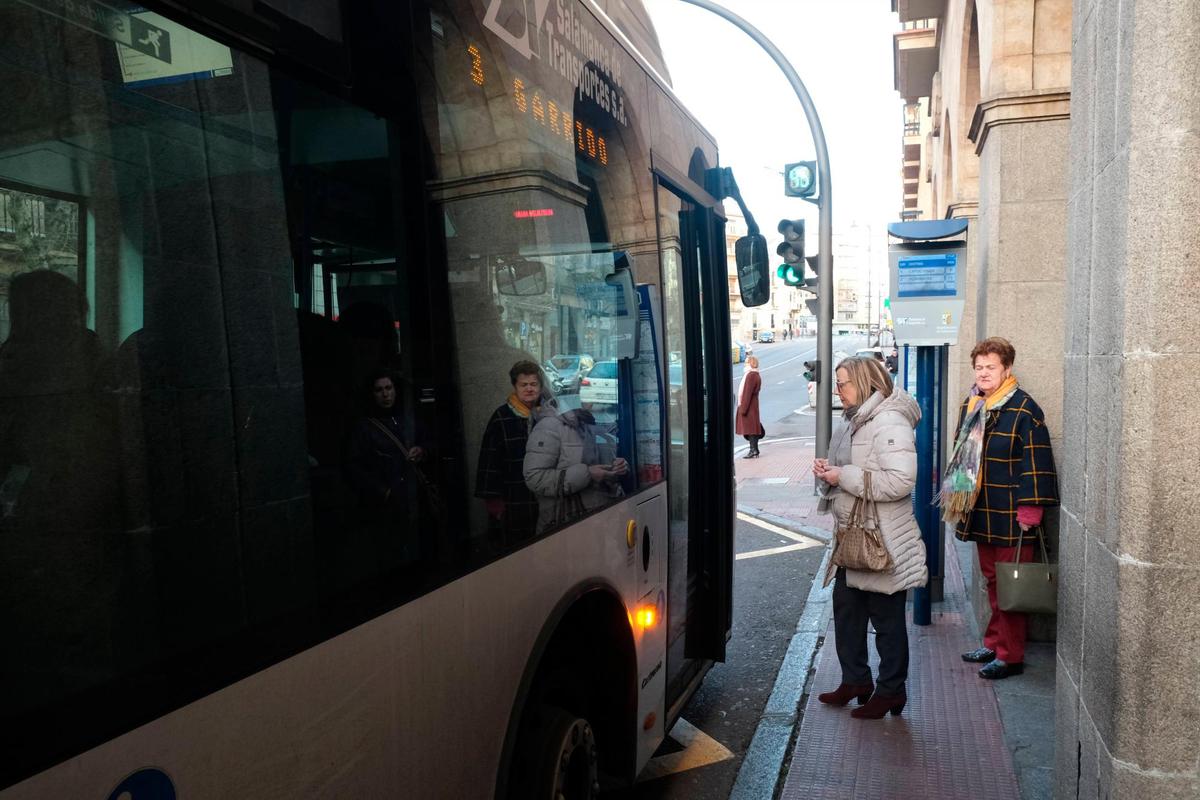 Dos usuarias del servicio municipal de transporte suben al autobús de la línea 3 en Gran Vía.