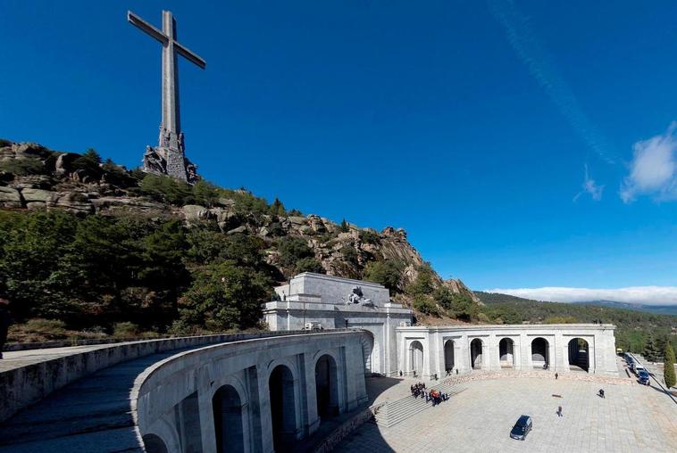 La nueva Ley de Memoria del PSOE suprime títulos y medallas del franquismo y destinará fondos para sacar restos del Valle
