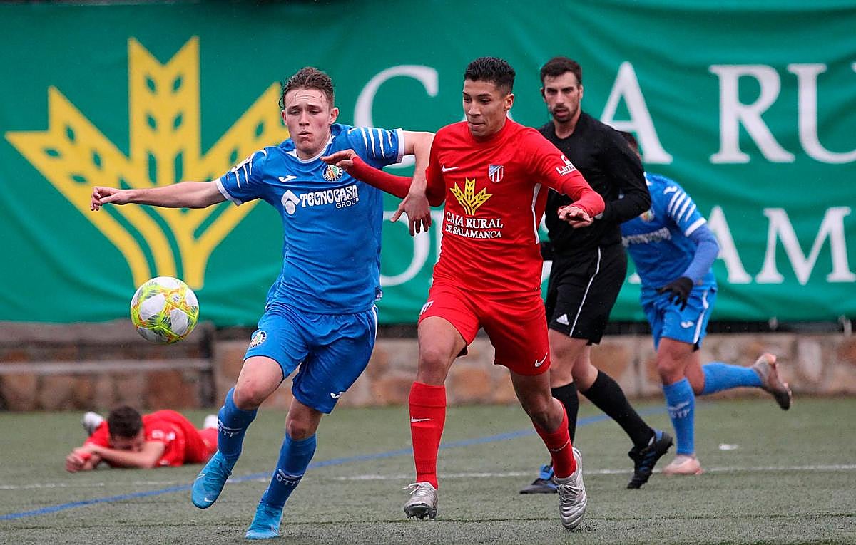 El local Camilo pugna por un balón dividido con un jugador del Getafe.
