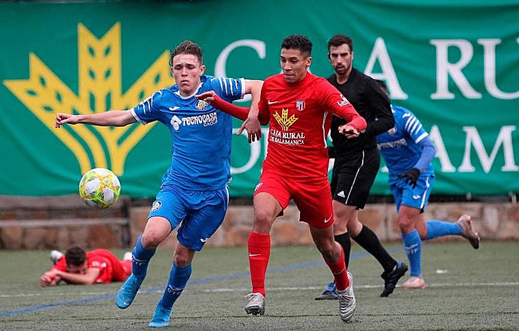 El local Camilo pugna por un balón dividido con un jugador del Getafe.