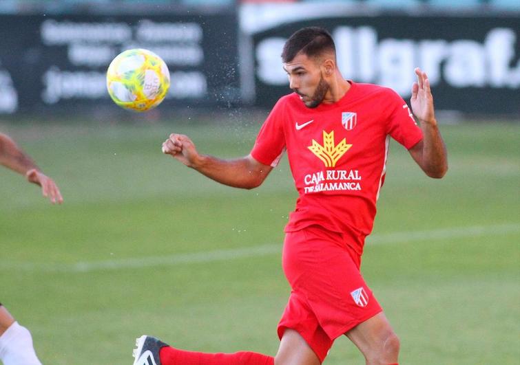 Lerma cabecea el esférico en el choque disputado por el Santa Marta en el Helmántico.