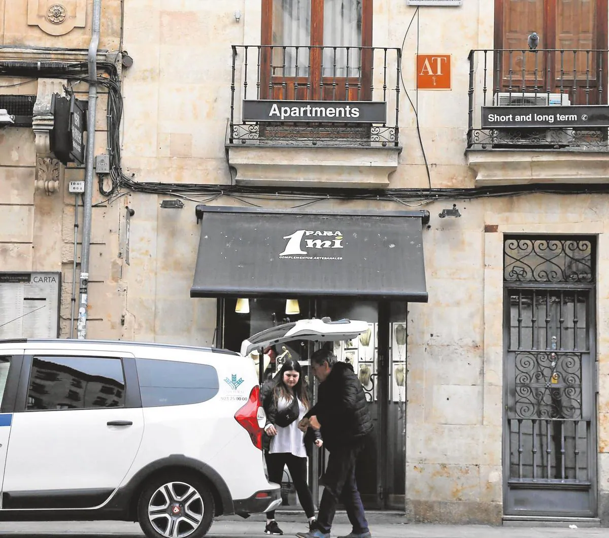 Un taxi junto a un apartamento turístico en la Rúa Mayor.