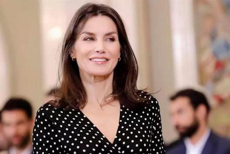 La reina Letizia brilla con su look más natural