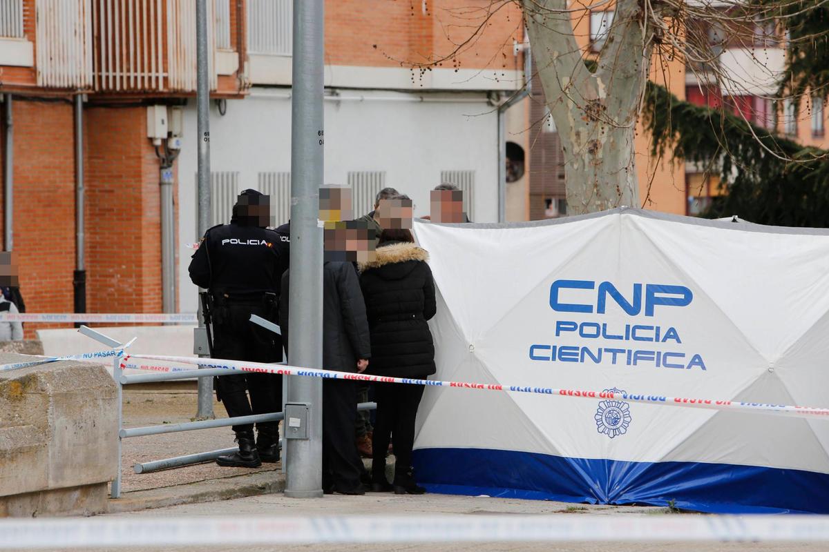 La Policía Científica, en el lugar del crimen.