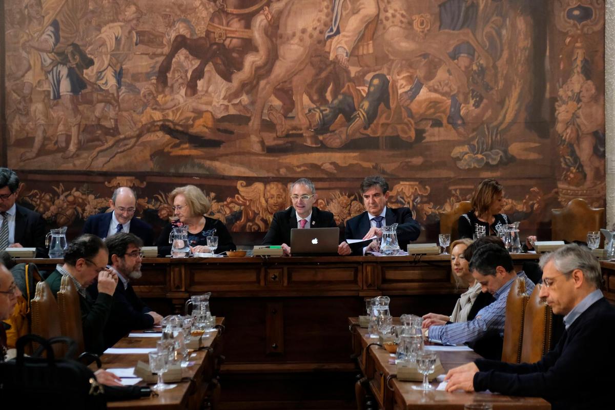 El rector y su equipo al comienzo de la sesión ordinaria del Consejo de Gobierno de la Universidad.