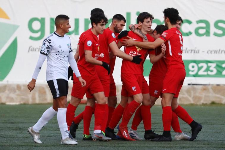 Mito, del Santa Marta, celebra el gol decisivo del derbi con sus compañeros este sábado en el Alfonso San Casto.