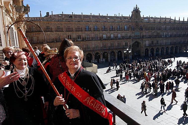 Carmina Garabaya, de las águedas de Navega, ostentando el bastón de mando el año pasado en el balcón del Ayuntamiento.