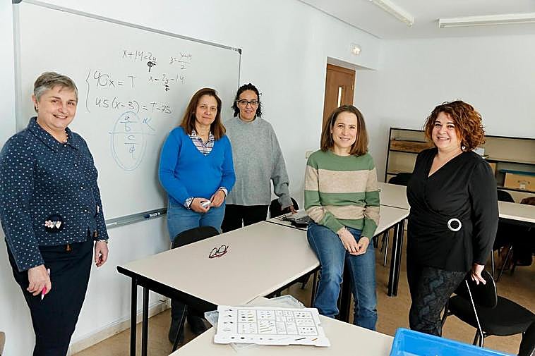 De izquierda a derecha: María Teresa González Astudillo (directora del grupo), Mercedes Rodríguez Sánchez, Beatriz Sánchez Barbero, Marta Molina González y María José Cáceres García.