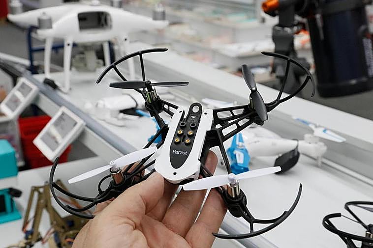 Un pequeño dron para uso recreativo.