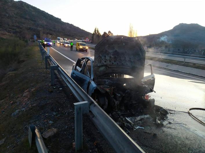Un vehículo echa a arder en la autovía Ruta de la Plata provocando largas retenciones