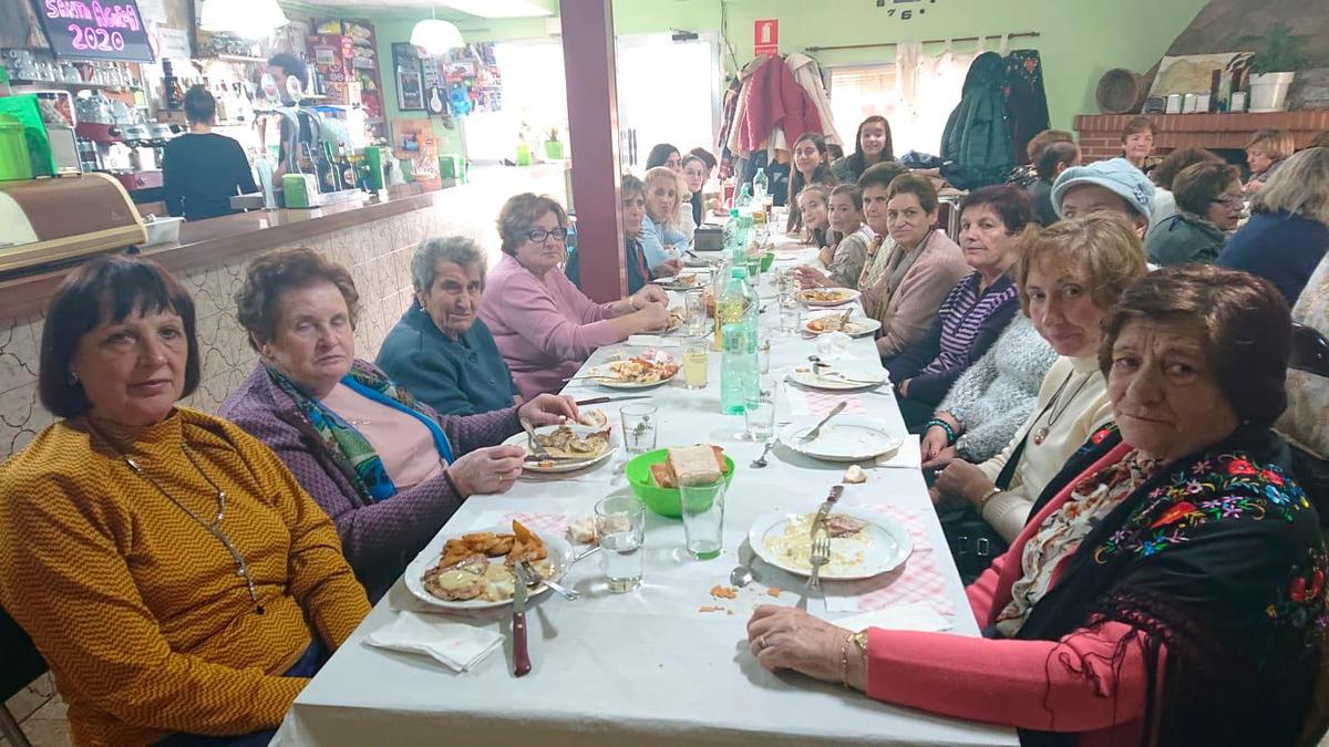 Las mujeres de El Tejado celebran Santa Águeda.