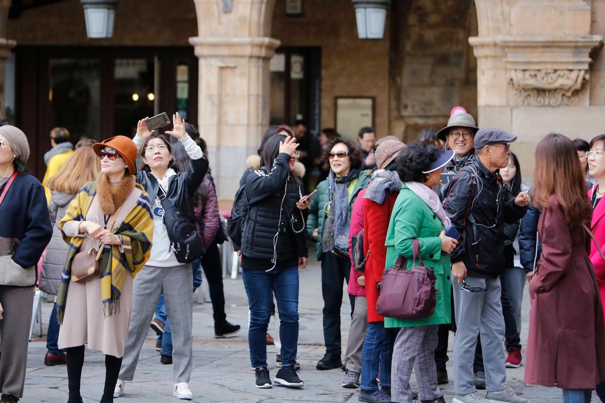 Un grupo de turistas asiáticos en la Plaza Mayor.