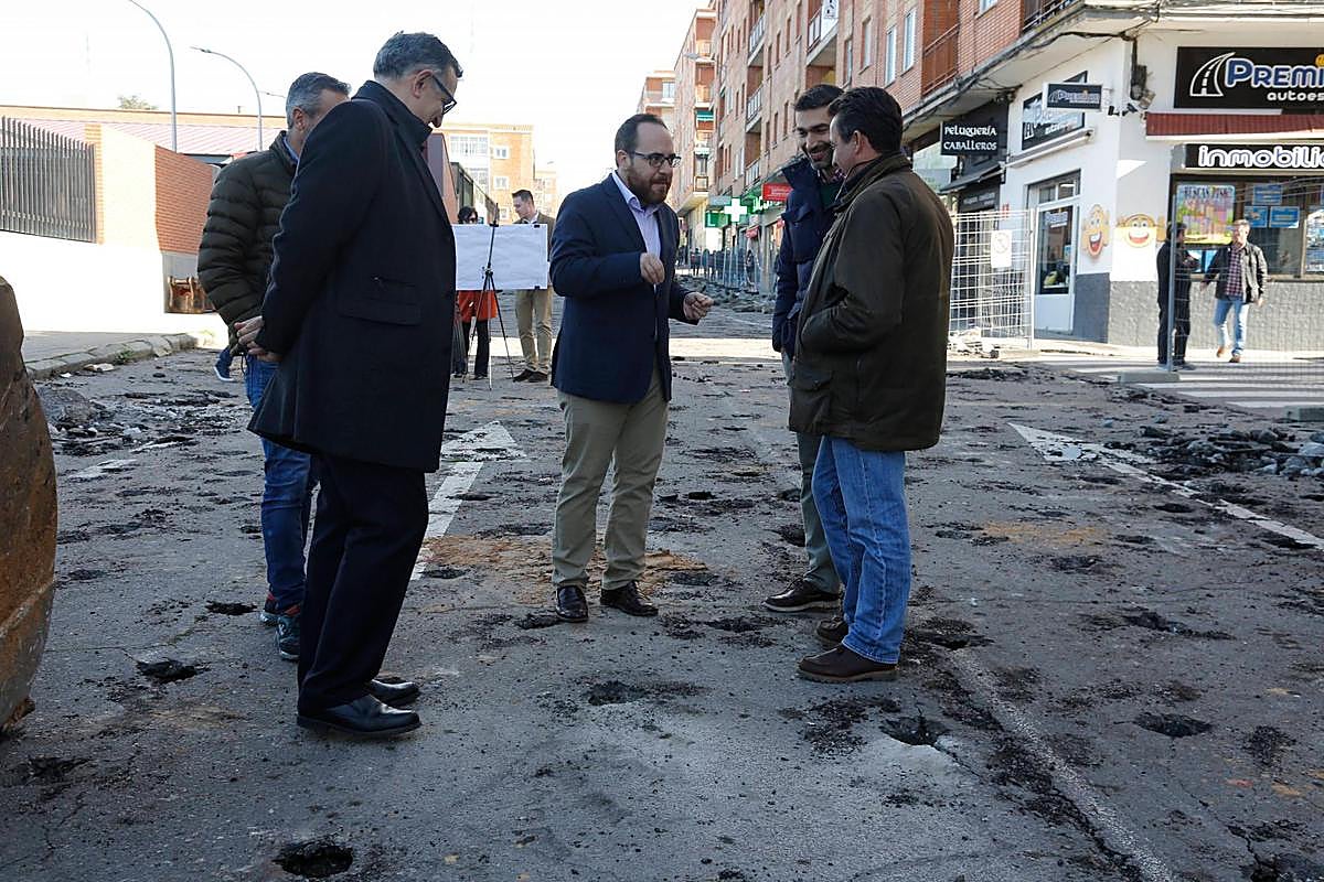 Daniel Llanos en su visita a las obras de la calle La Alberca.