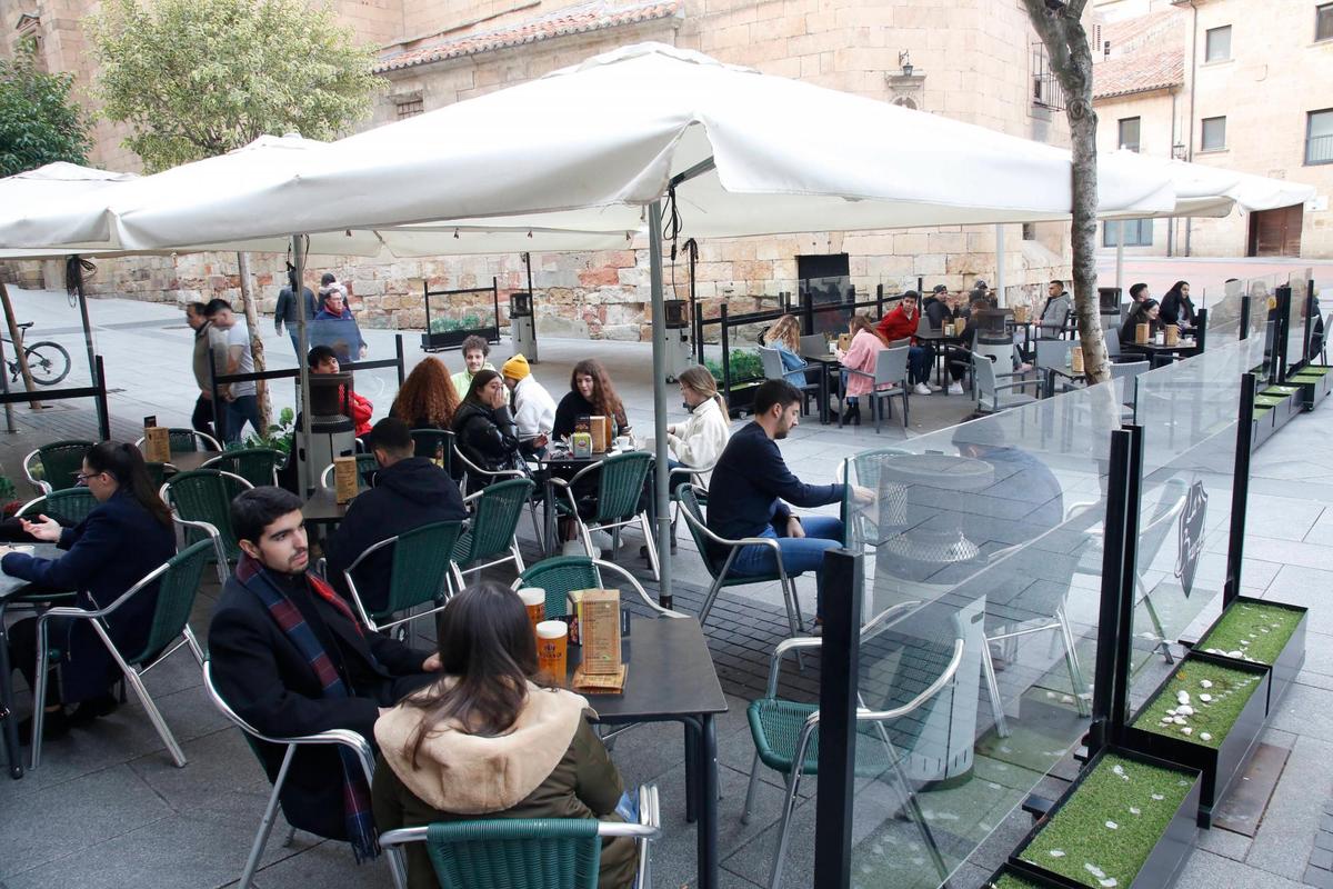 Clientes en una de las terrazas de la calle Obispo Jarrín de salamanca.