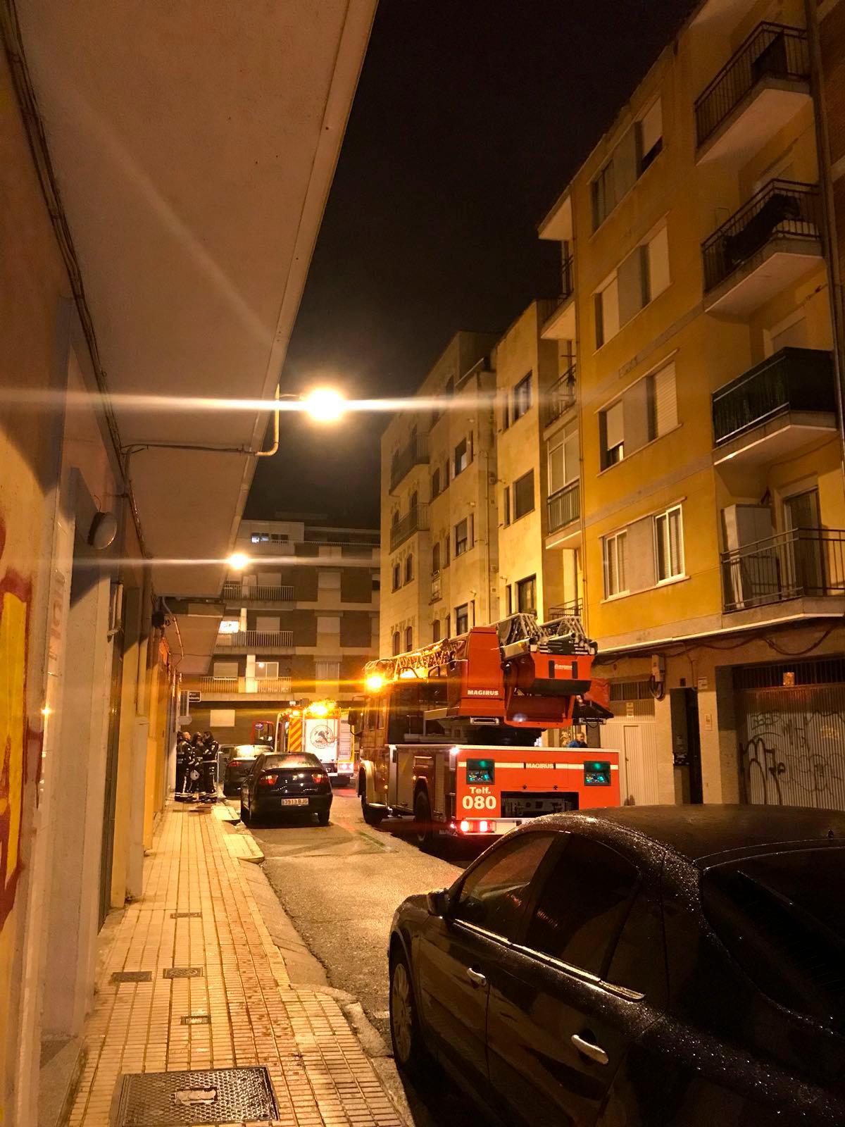 Bomberos en la calle Conde Cabarrús el día del incendio.