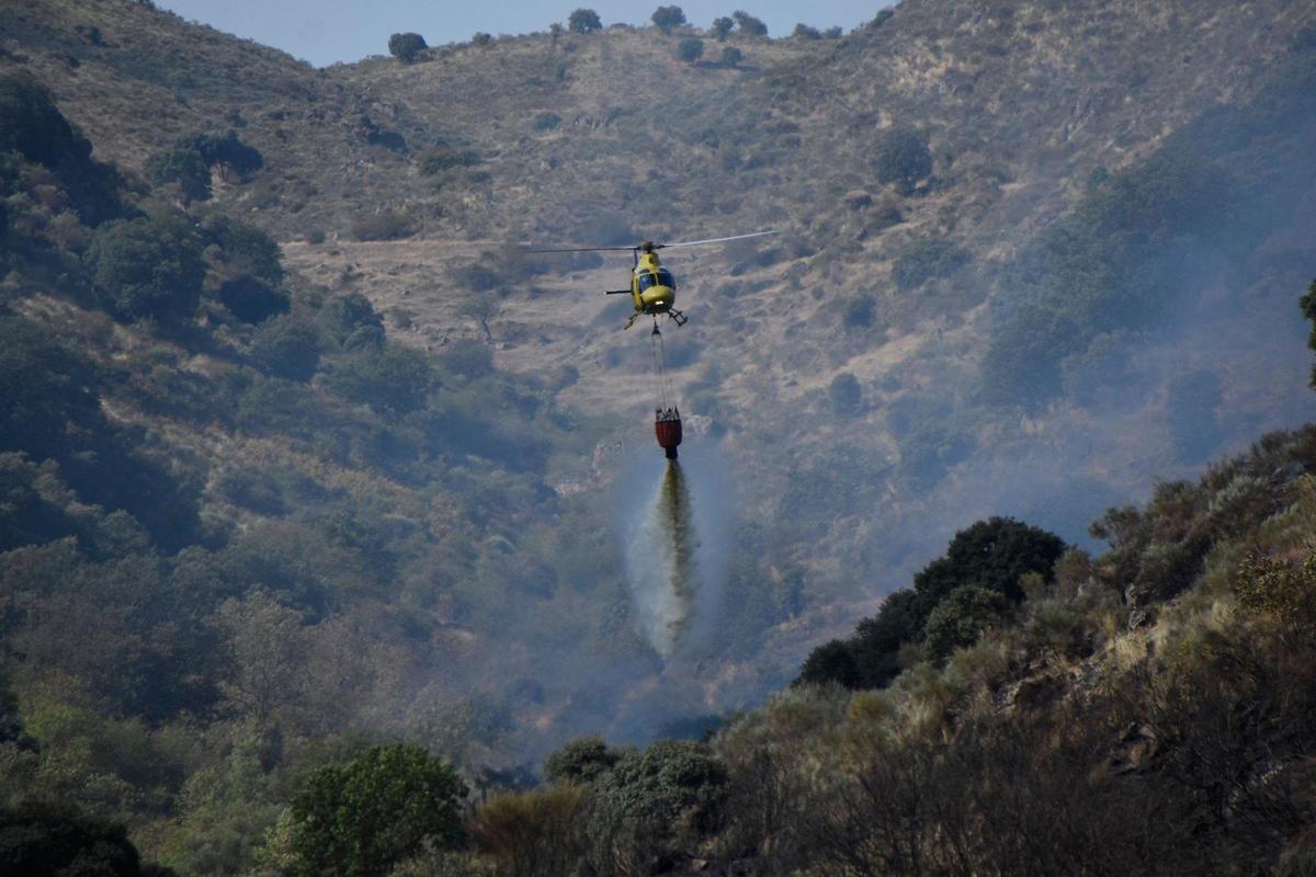 Un incendio en el Cachón de Camaces, el pasado verano.