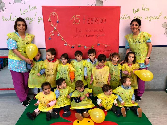 Los menores junto a las tutoras de la guardería vestidos de amarillos.