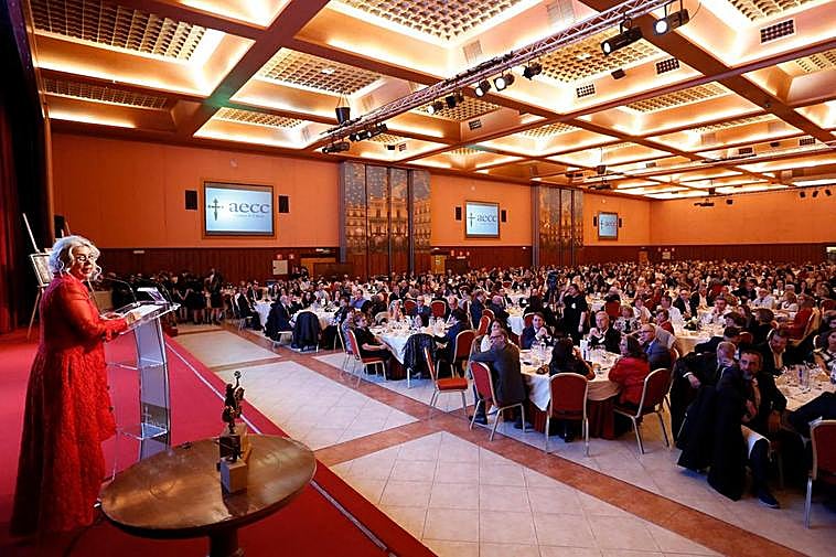 La presidenta de AECC Salamanca, Inmaculada Rodríguez, se dirige a los cerca de 750 comensales.