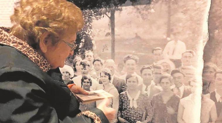 Eugenia Serrano Sanz, de La Alberca, buscando a su padre en las fotos de la muestra.