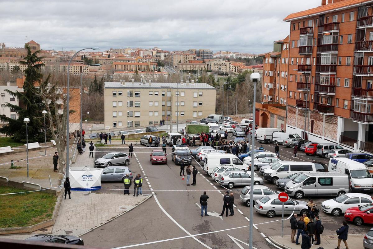 Dispositivo policial y allegados al fallecido en la calle Maestro Soler del barrio del Tormes, donde se produjo el crimen.