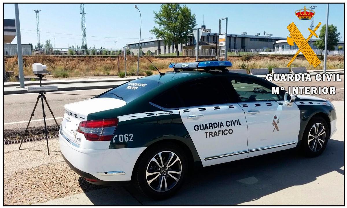 Radar y vehículo de la Guardia Civil.