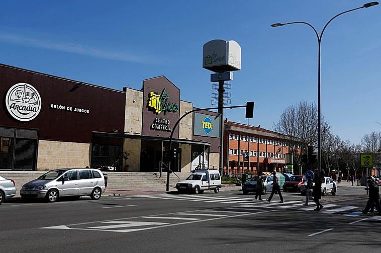 Nuevo salón de juegos en Los Cipreses, a 60 metros del colegio San Mateo (derecha).