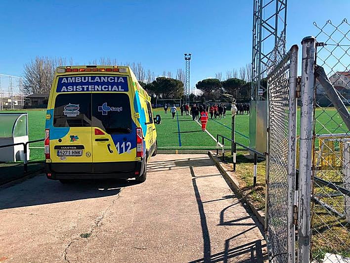 Ambulancia de Sacyl junto al campo en el que se ha producido el suceso.