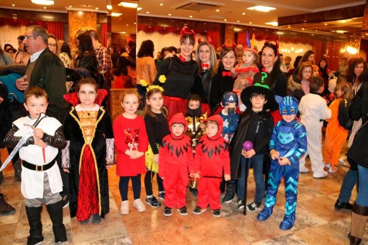 Los niños, y también los adultos, participaron en el animado baile carnavalero.