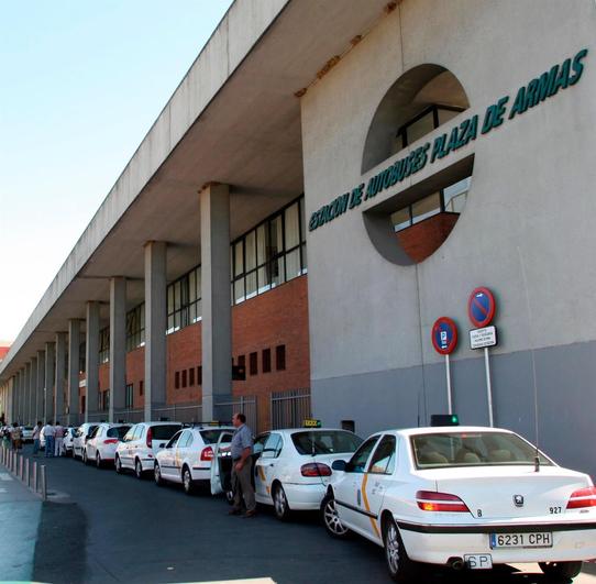 Taxis en la Estación de Plaza de Armas de Sevilla.