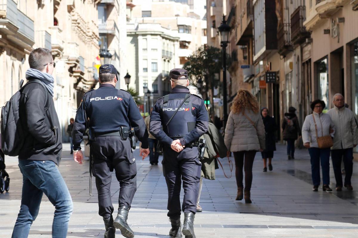 Policías nacionales en la calle Toro.